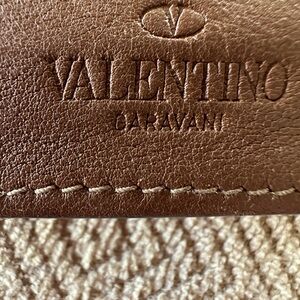 VALENTINO GARAVANI MENS/UNISEX ROCKSTUD LEATHER CARD HOLDER WALLET.